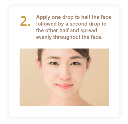 2. ワンプッシュで顔半面にジェルを塗り、２プッシュで全面を塗ります。